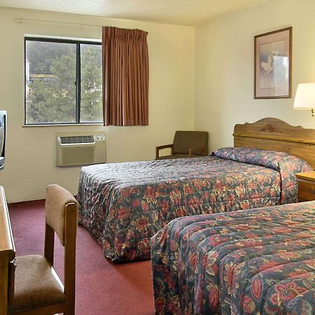Hotel Super 8 Butler Habitación foto
