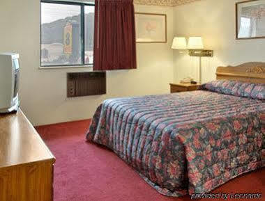 Hotel Super 8 Butler Exterior foto