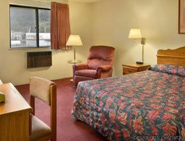 Hotel Super 8 Butler Exterior foto